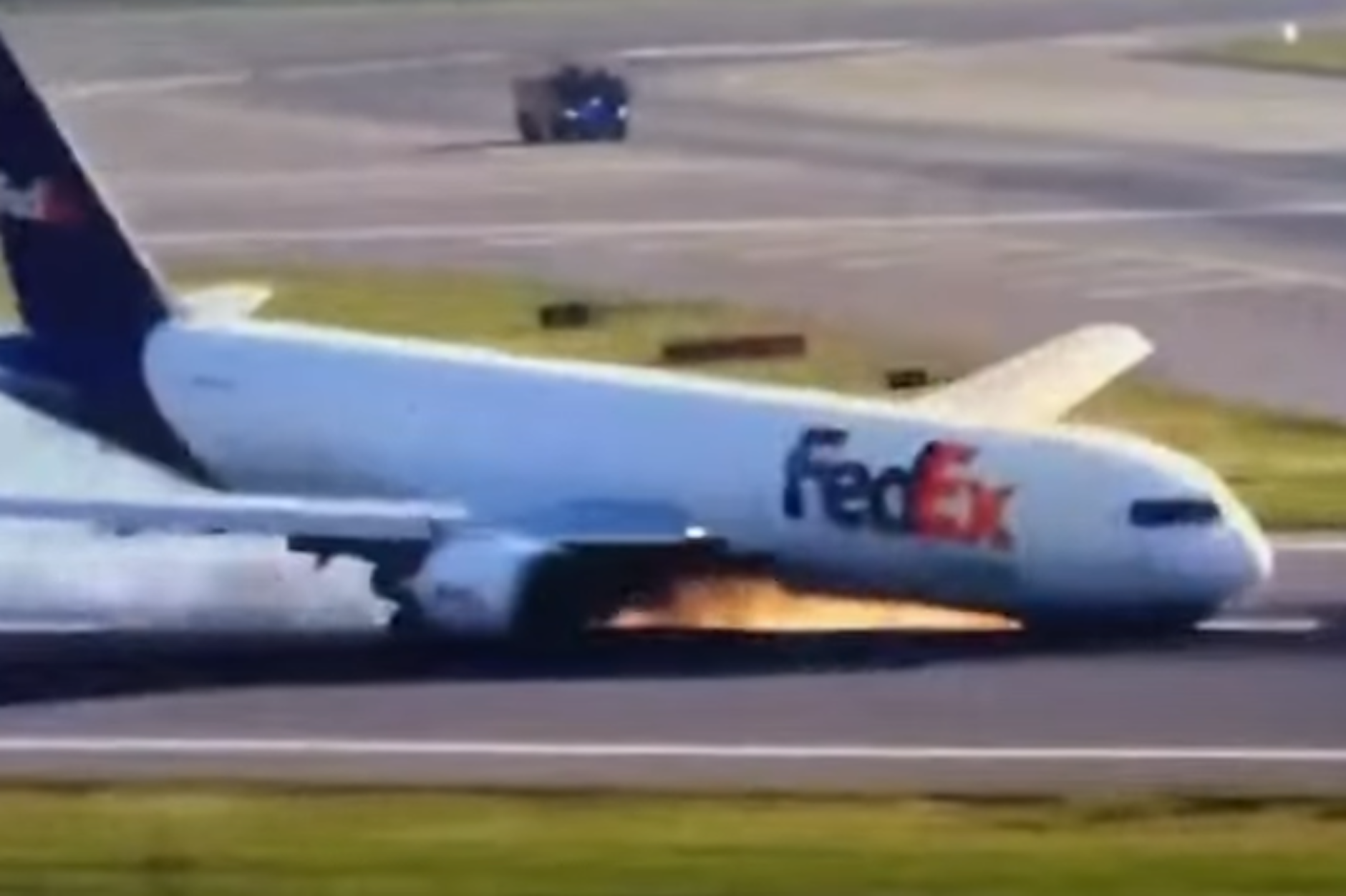 Flugzeugpanne mit Feuer und Flamme! In Istanbul hat eine Frachtmaschine notlanden müssen und rutschte auf ihrem Rumpf über die Landebahn.