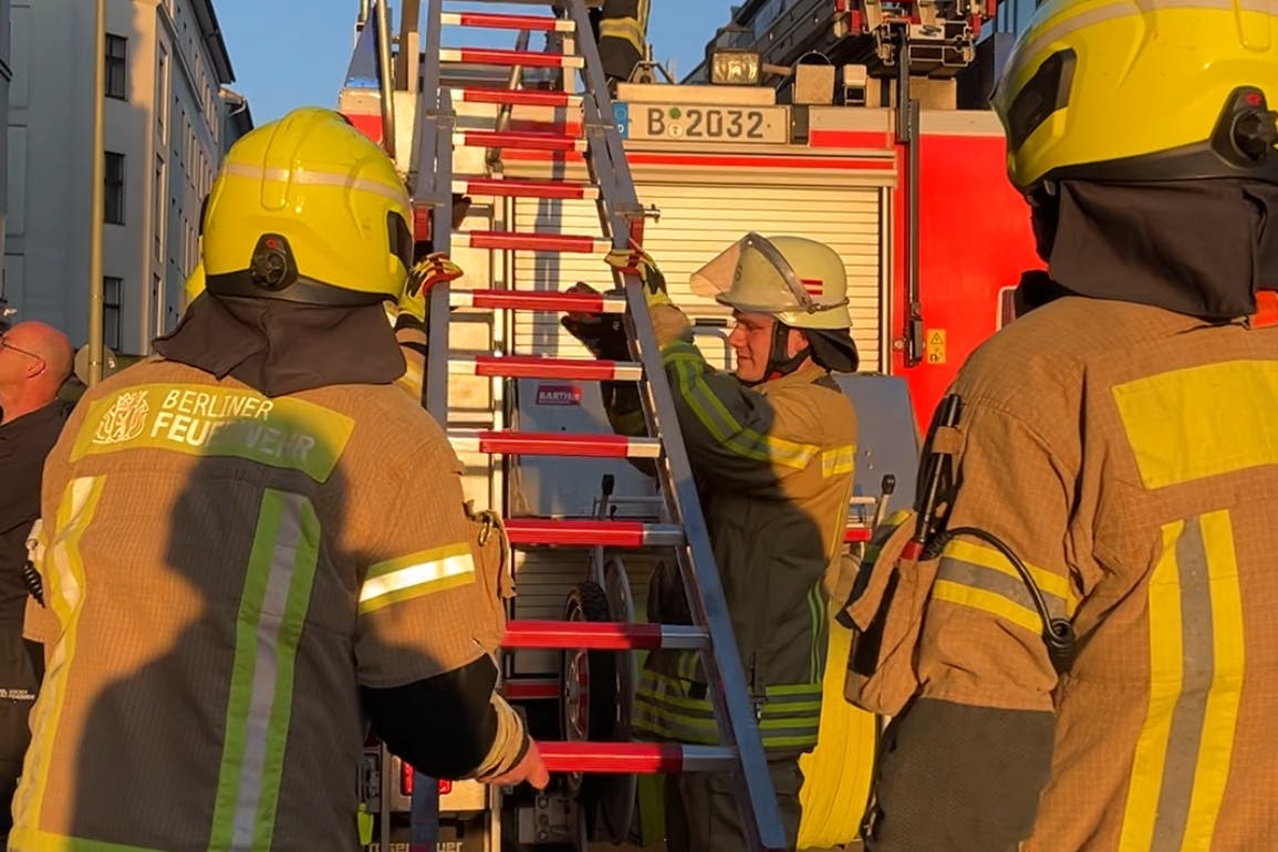 Berliner Feuerwehrleute retteten Kreuzberger Taube das Leben. 