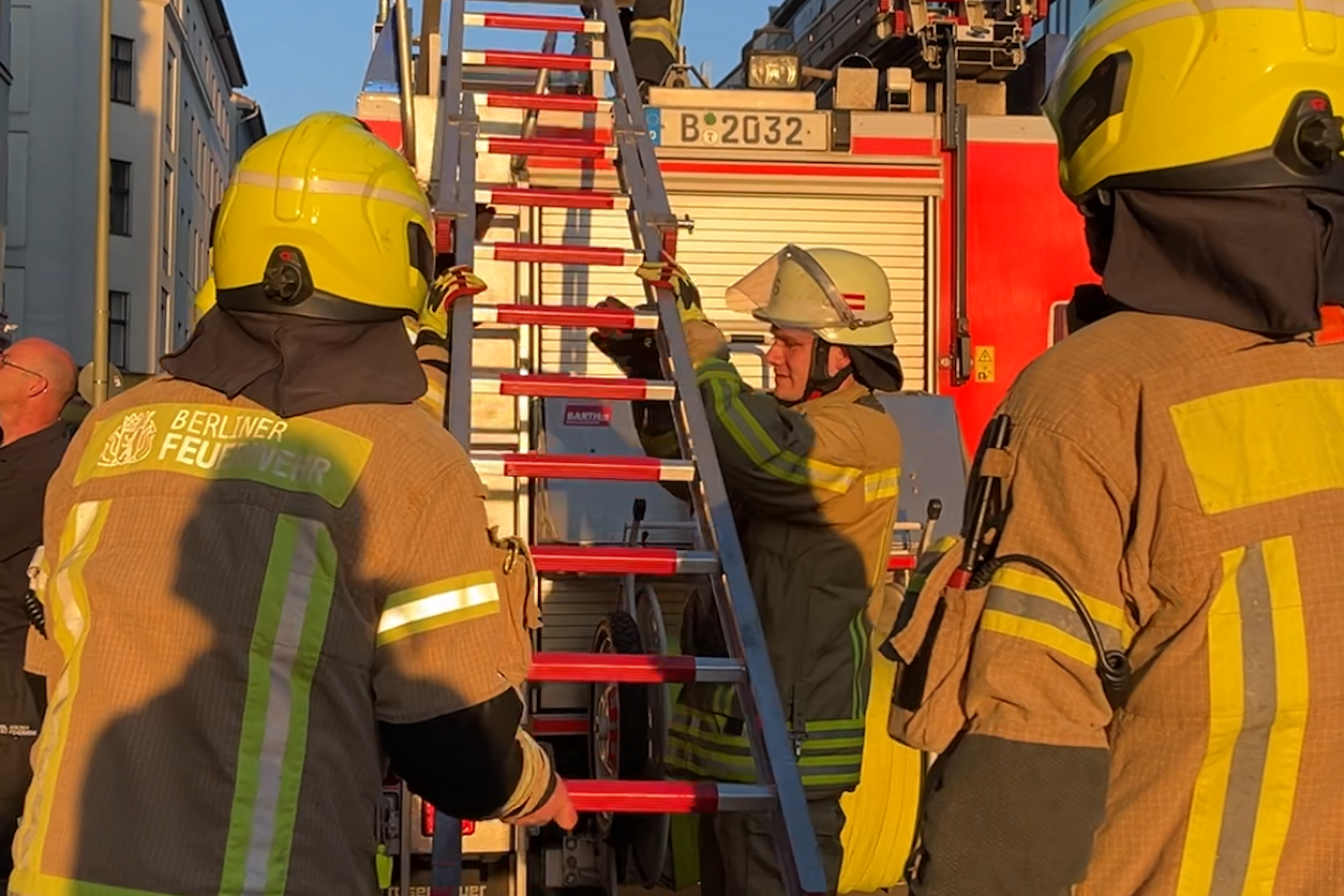 Berliner Feuerwehrleute retteten Kreuzberger Taube das Leben.&nbsp;