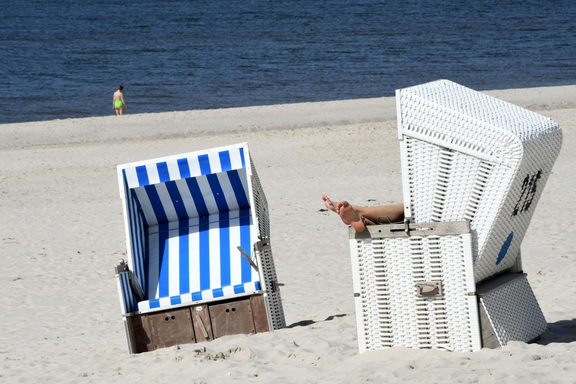 Eine Frau liegt in einem Strandkorb auf Sylt. Das beliebteste Reiseland der Deutschen ist das eigene Land.