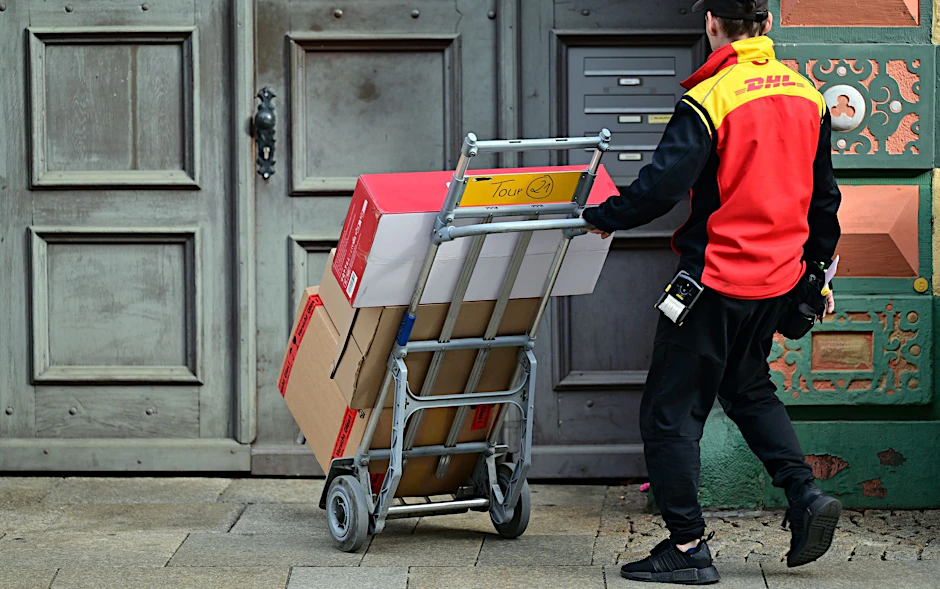 ARCHIV - Klassische Briefe gibt es immer seltener. Doch dank des Online-Handels profitiert die Deutsche Post vom Paketversand.  