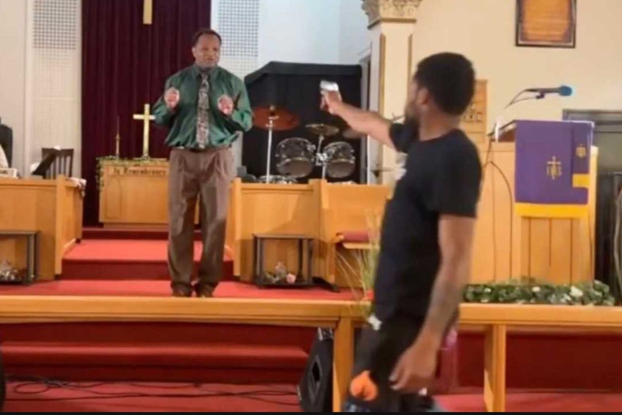 Das Livevideo des Gottesdienstes zeigt, wie Bernard Polite aus nur wenigen Metern auf Glenn Germany zielt und abdrückt.