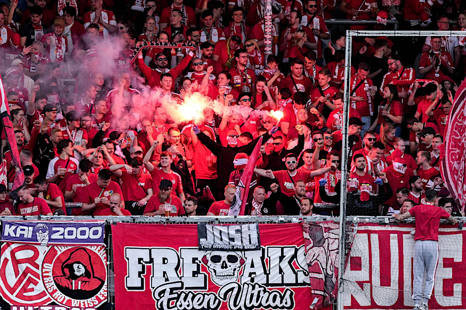Fußballfans, hier Anhänger von Rot-Weiß Essen brennen Pyrotechnik ab.&nbsp;