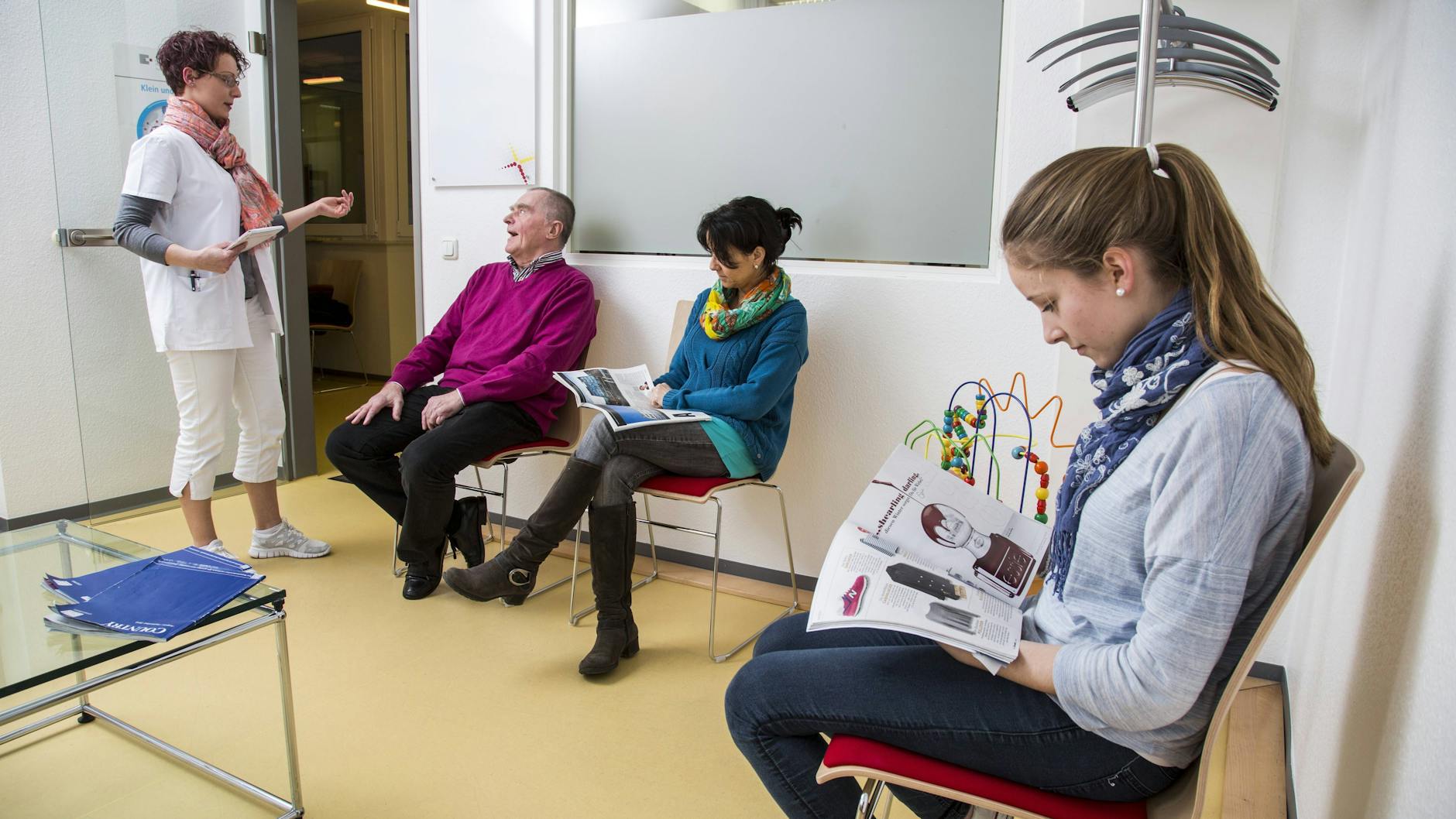 Ein volles Wartezimmer ist nicht unbedingt ein schlechtes Zeichen, aber wenn Ihr Arzt vor versammelter Gemeinschaft über Ihre Diagnose spricht, sollten Sie das Weite suchen.