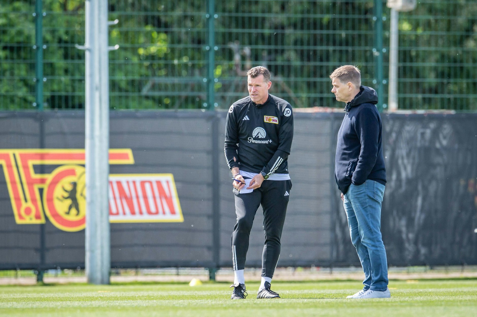Union-Manager Oliver Ruhnert (52) tauscht sich mit Interimstrainer Marco Grote (51) aus.