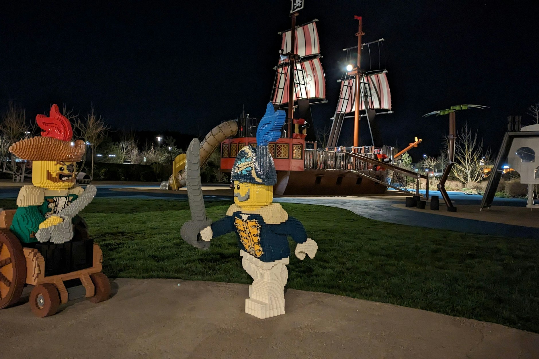 Vor dem Piratenhotel ankert ein Spielschiff, von dem man das liebe Kind nur schwer wieder runterbekommt.