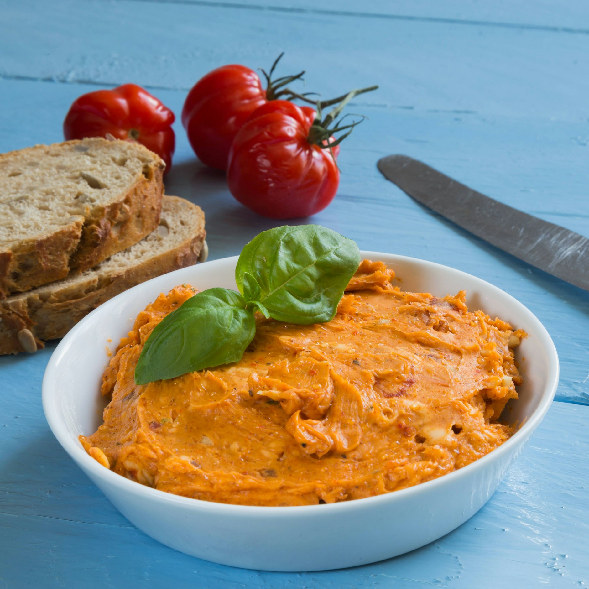 Für die Tomatenbutter&nbsp; können sie&nbsp;Tomatenmark, aber auch mit fein gehackten getrockneten Tomaten verwenden.