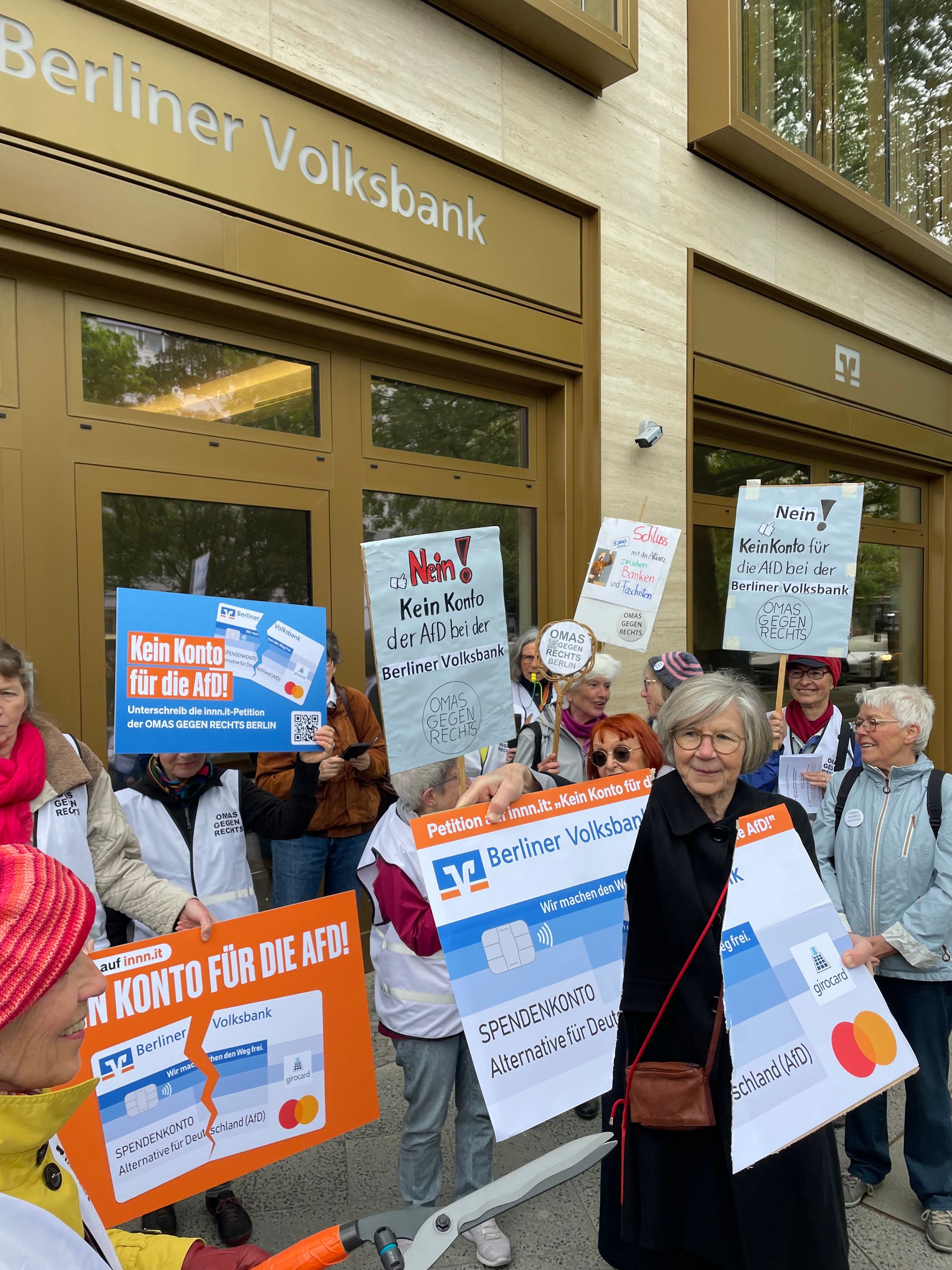 Omas gegen Rechts: Die AfD soll kein Spendenkonto bei der Bank haben dürfen