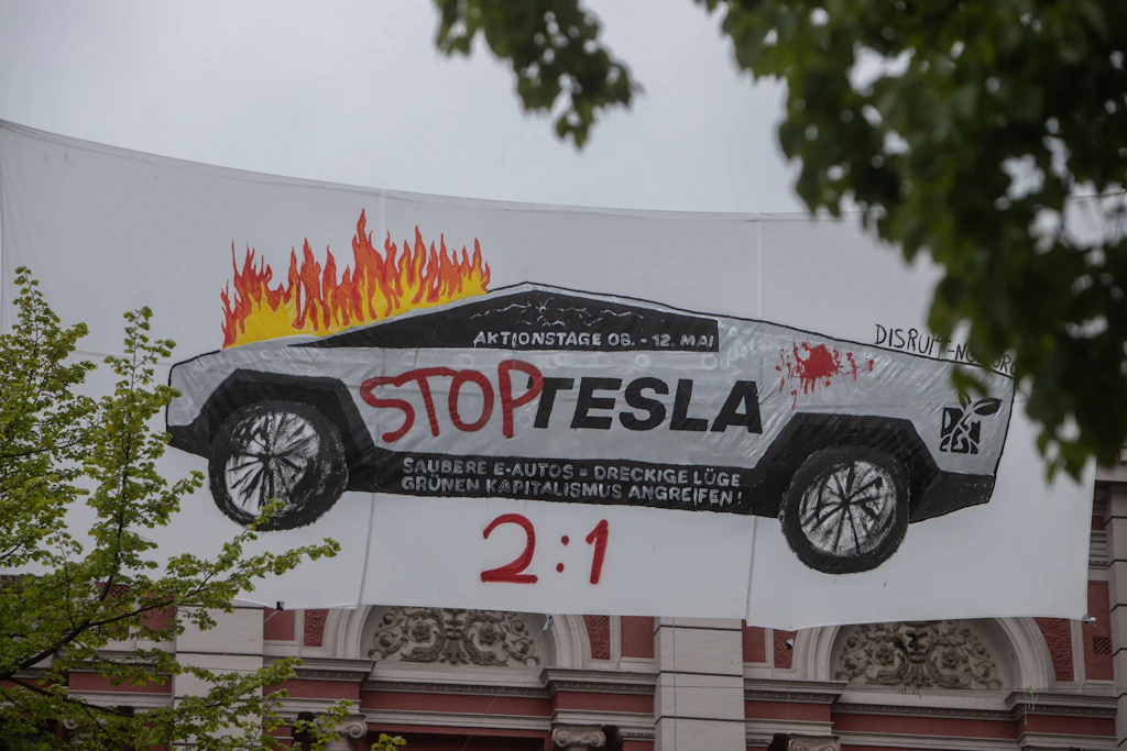 Knallt es bei Tesla? Proteste, Provokationen und ganz viel Polizei