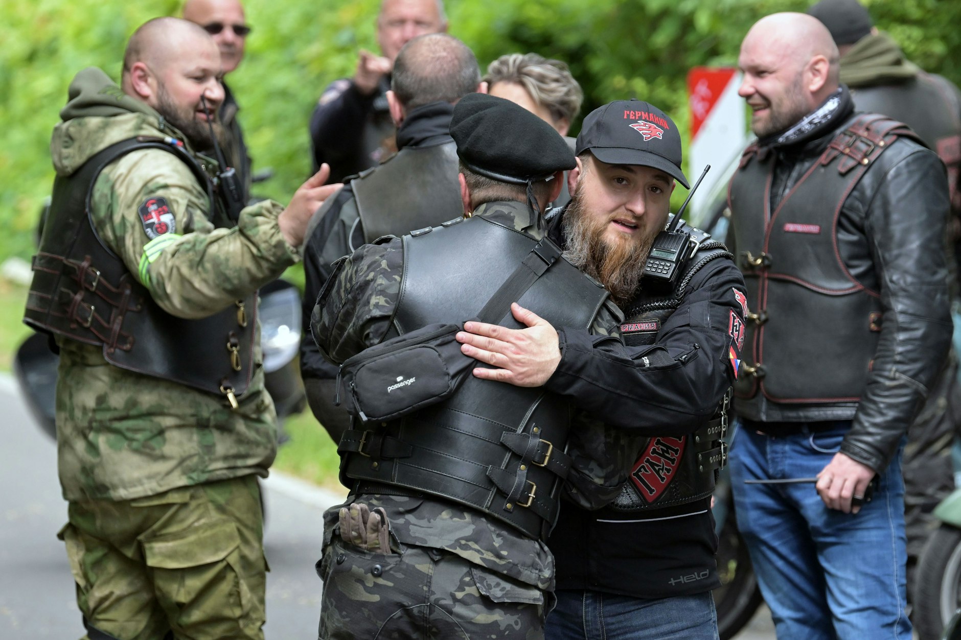 Mitglieder der Rockergruppe „Nachtwölfe“ am Dienstag in der Nähe der Gedenkstätte Seelower Höhen. 