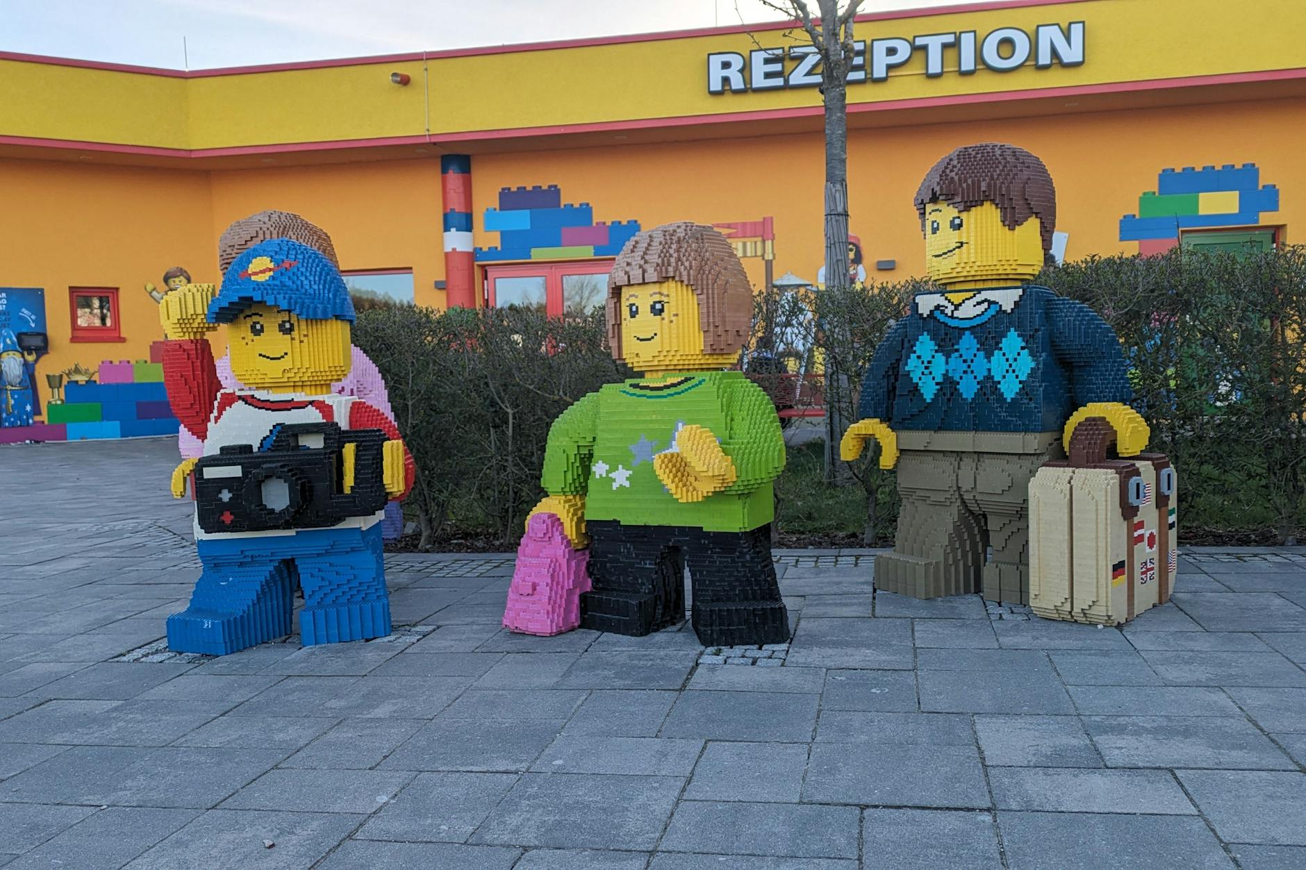 Große Lego-Figuren grüßen die Gäste alle paar Meter und sind ein tolles Fotomotiv.