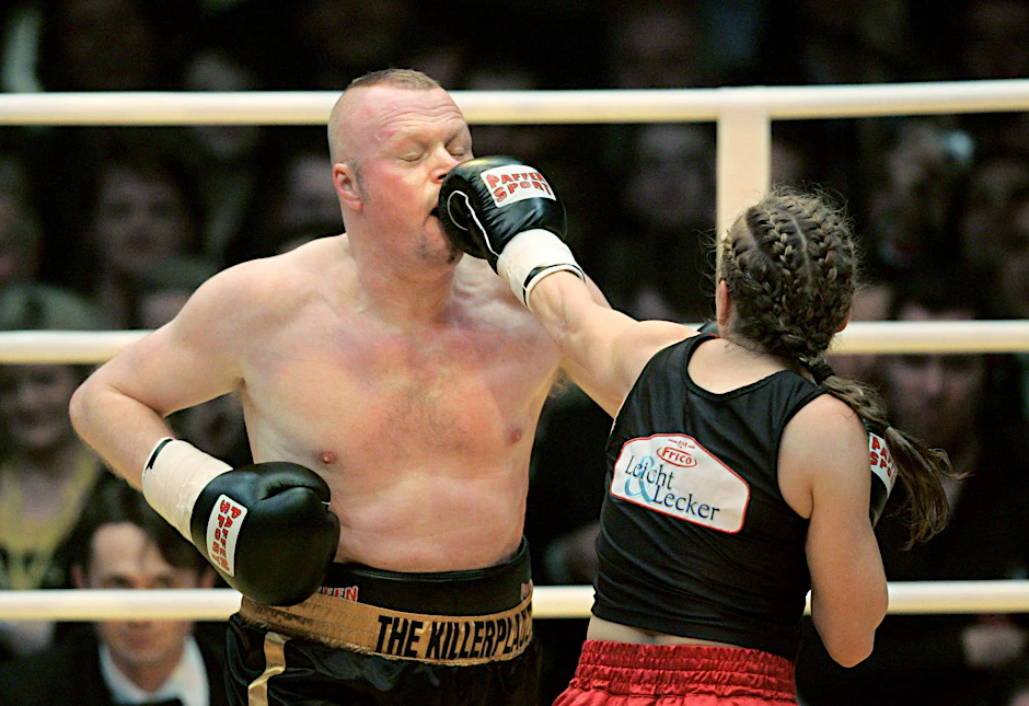 „Voll auf die Zwölf“ gab es für Raab von der ehemaligen Boxweltmeisterin Regina Halmich beim Fight von&nbsp; 2007. Und er hat immer noch nicht genug.&nbsp;