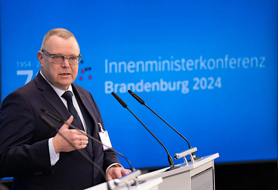 ARCHIV - Brandenburgs Innenminister Michael Stübgen spricht während einer Pressekonferenz.  