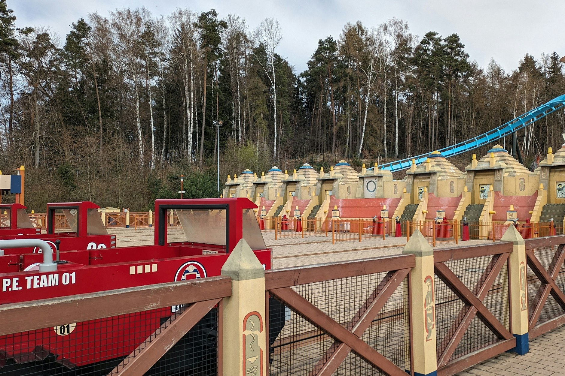 Großer Spaß: Mit Muskelkraft muss man pumpen, damit die Fahrzeuge sich bewegen. 