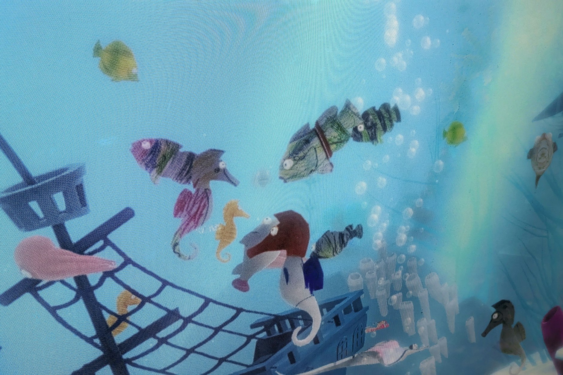 In den Restaurants gibt es Spielbereiche; zum Beispiel auch ein virtuelles Aquarium, wo Kinder ihre Zeichnungen scannen und die Meerestiere ins digitale Wasser schicken können.