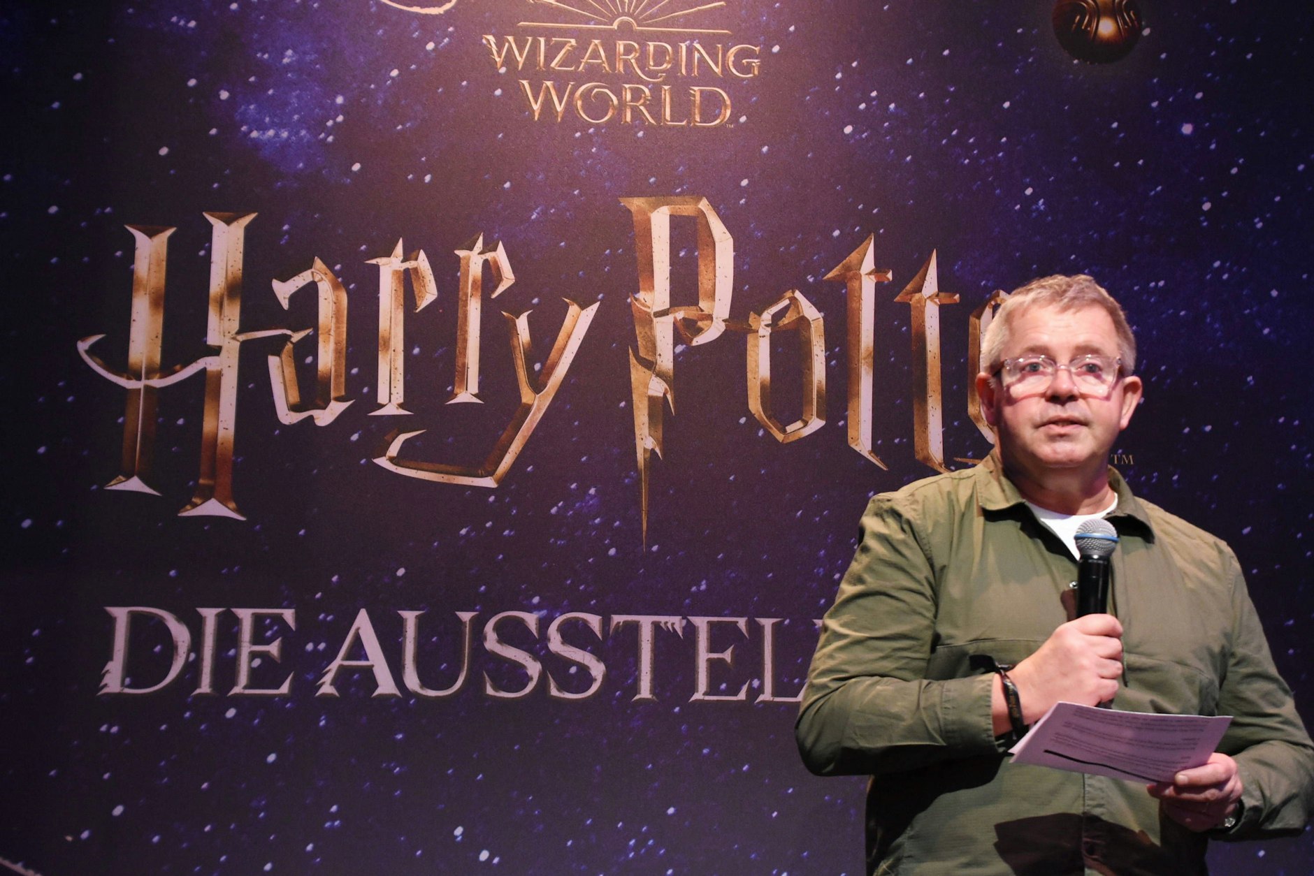 Philippe Roucoule vom Medienunternehmen Warner Bros. Discovery verrät in München Details über die neue Serie auf der „Harry Potter“-Ausstellung.