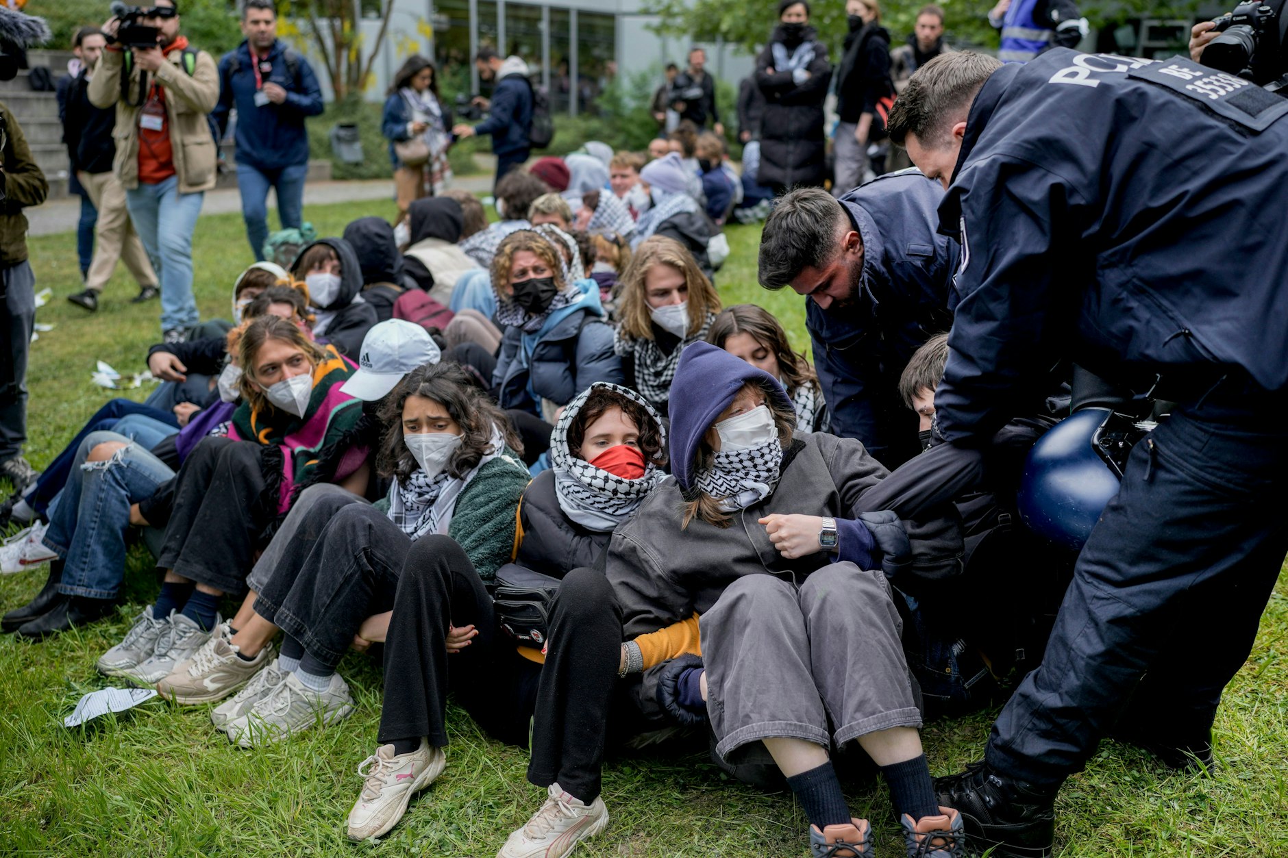 Eine Blockade von Palästina-Aktivisten an der FU Berlin wird von Polizisten aufgelöst.