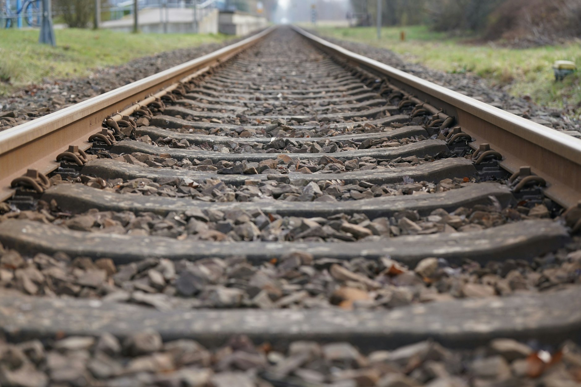 Blick auf alte Bahngleise – viele müssten dringend saniert werden.&nbsp;