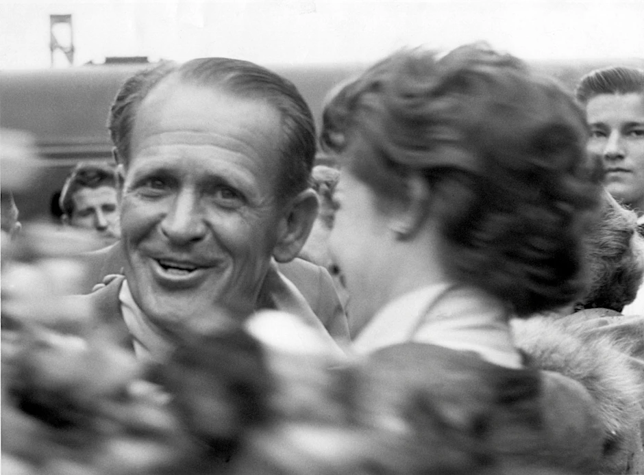 ARCHIV - Dem langjährigen Bundestrainer Sepp Herberger wird eine besondere Ehre zuteil.  