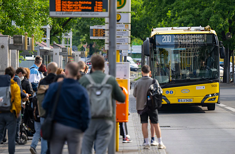 Fahrgäste warten vor dem Bahnhof Zoologischer Garten auf einen einfahrenden BVG-Bus der Linie 200.&nbsp;