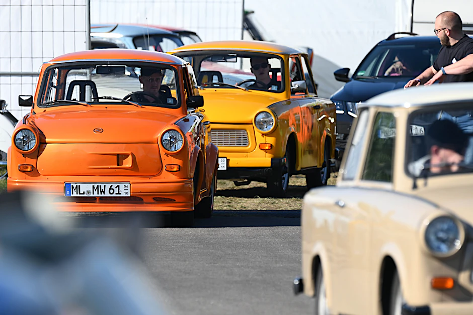 Trabis in knalligen Farben: Über 600 Fahrzeuge aus ganz Deutschland sowie aus Polen werden zum Treffen der Trabant-Fans in Anklam in Mecklenburg-Vorpommern erwartet.&nbsp;