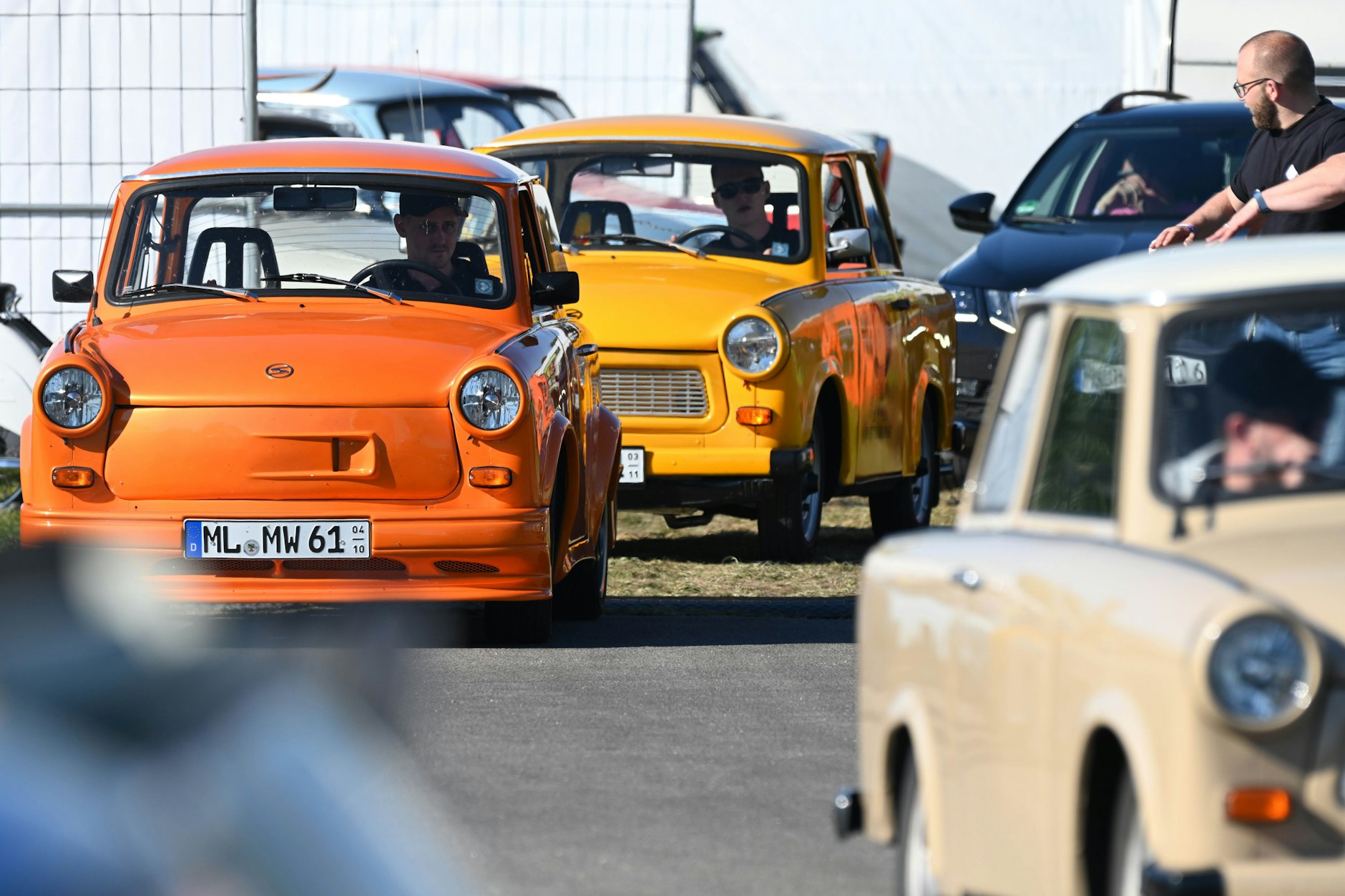 Trabis in knalligen Farben: Über 600 Fahrzeuge aus ganz Deutschland sowie aus Polen werden zum Treffen der Trabant-Fans in Anklam in Mecklenburg-Vorpommern erwartet. 