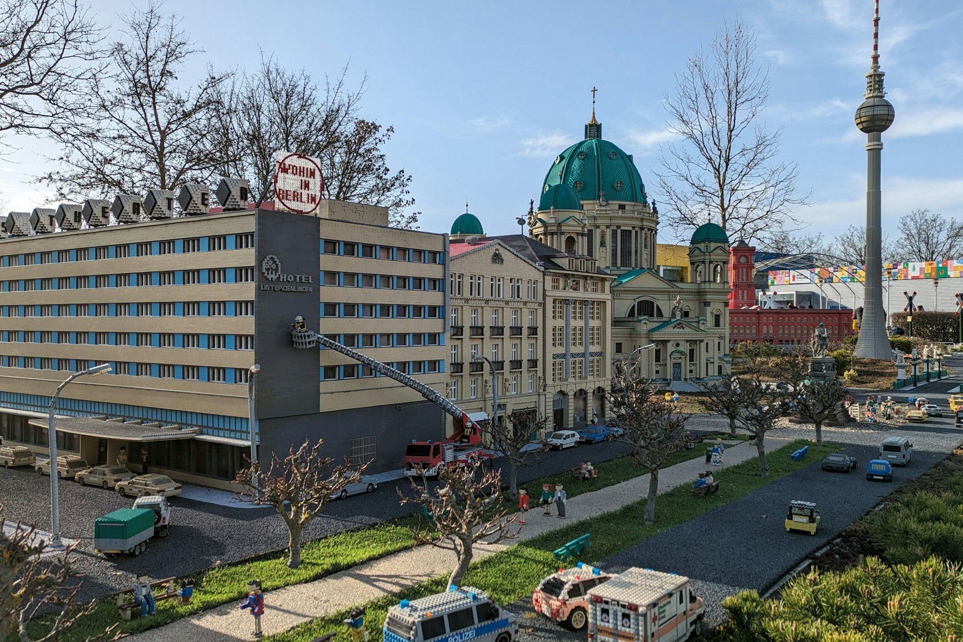 2006 wurde mit dem Abriss des echten Hotels Unter den Linden begonnen. Im Legoland Bayern steht es noch.
