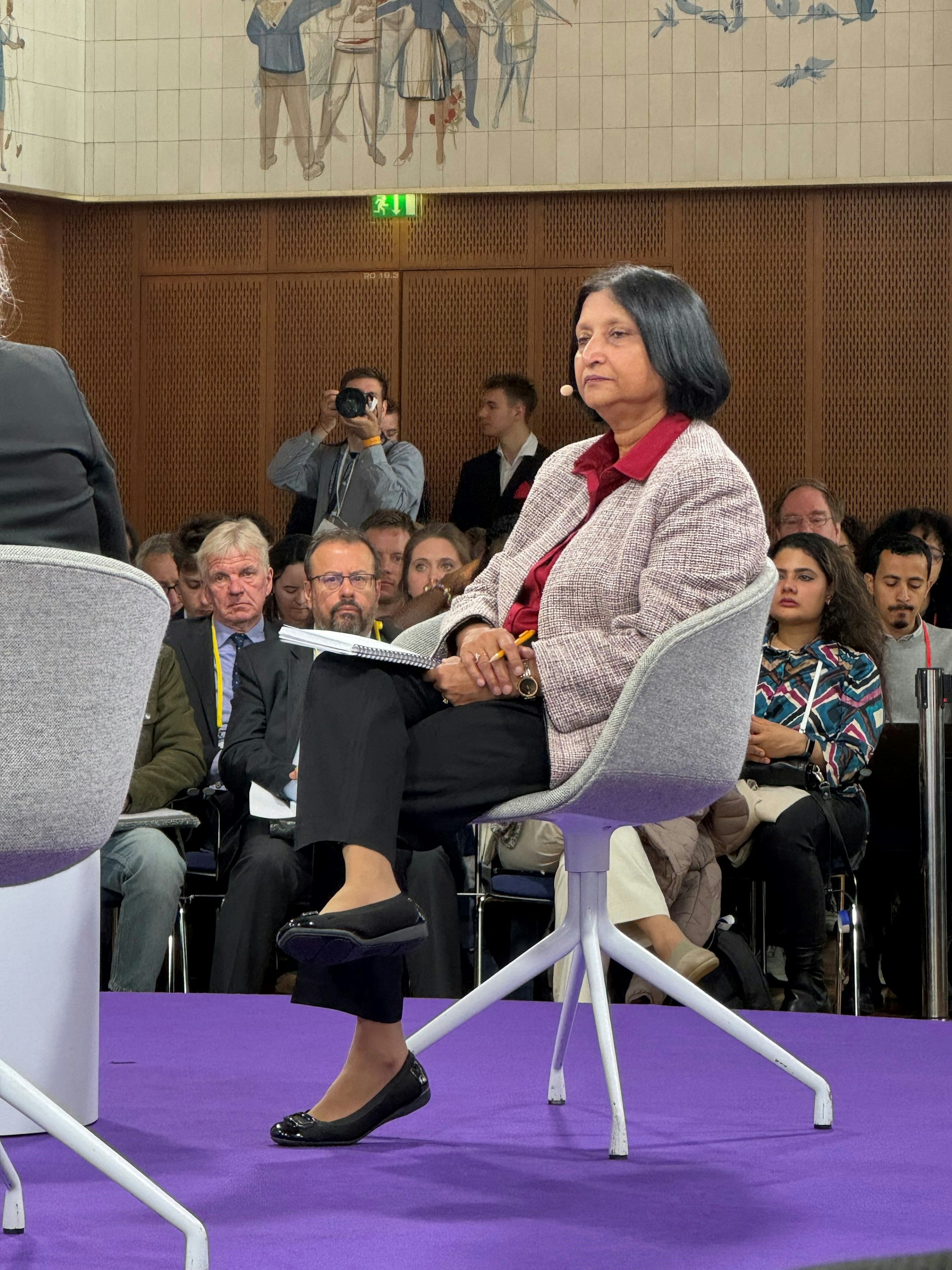 Din-A4-Ringblock und Kugelschreiber würden wir normalerweise nicht als bühnentaugliche Accessoires durchgehen lassen – außer bei <strong>Anshula Kant</strong>, versteht sich. Wer die Knete der Weltbank als Finanzvorständin und Geschäftsführerin so patent beisammenhält, kann auch mal mit schnödem Schreibwerkzeug auftreten. An Kant wirkt das tatsächlich charmant-gewissenhaft, genau wie das knopf- und kragenlose Tweedjäckchen im Chanel-Stil oder die herrlich unprätentiösen „Hauptsache bequem“-Ballerinas. Finden wir gut!