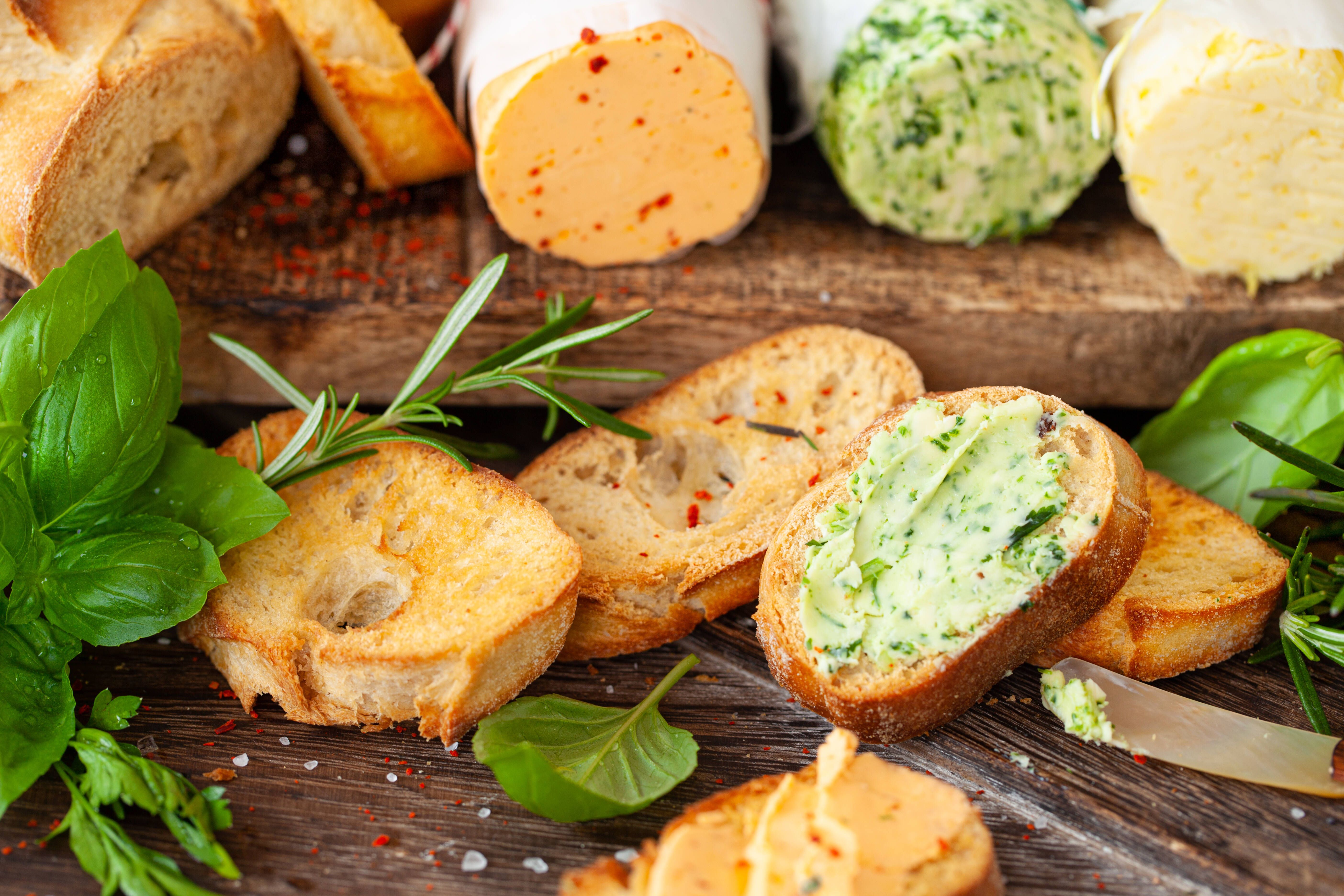 Perfekt zum Grillen: Fünf einfache und leckere Rezepte für Kräuterbutter