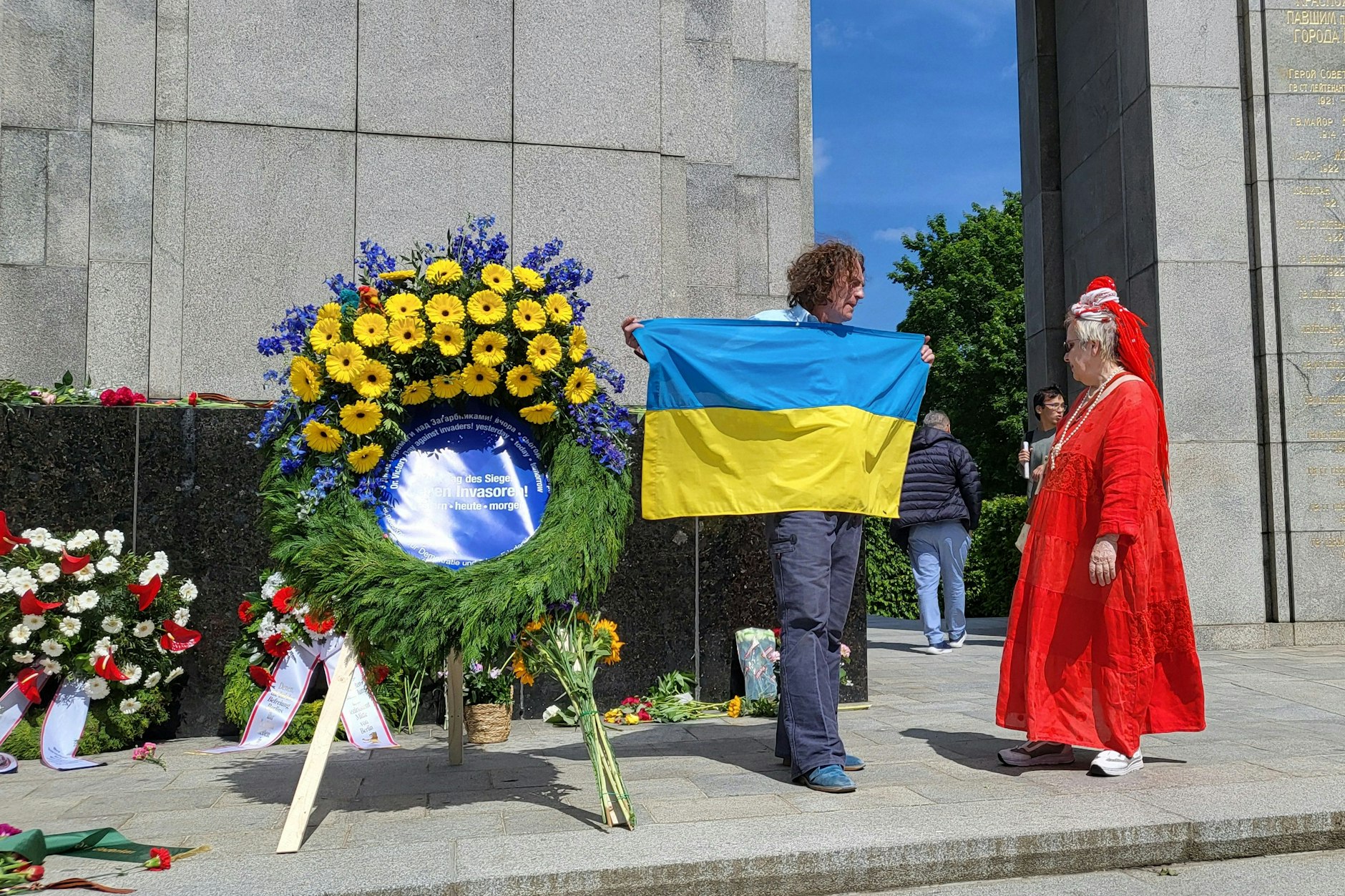 Ukrainische Aktivisten nutzen den 8. Mai am Ehrenmal im Tiergarten für einen Auftritt, den die Polizei nach einer Weile beendet.