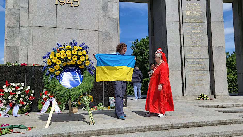 Ukrainische Aktivisten nutzen den 8. Mai am Ehrenmal im Tiergarten für einen Auftritt, den die Polizei nach einer Weile beendet.