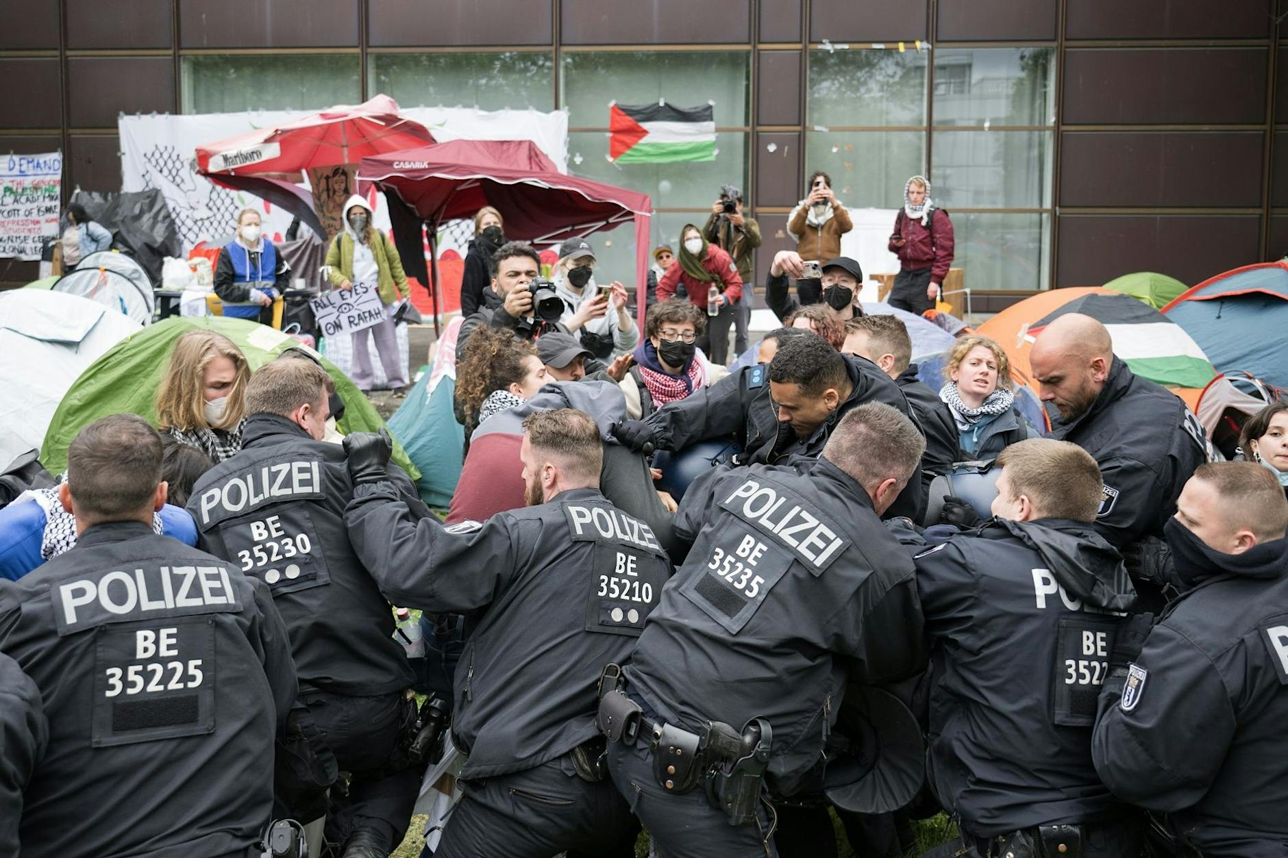 Palästina-Protest in Berlin: Lehrende kritisieren FU-Präsident Günter Ziegler wegen Polizeieinsatz