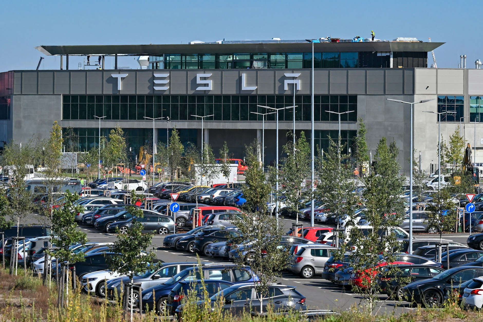 Tesla schickt seine Mitarbeiter für Freitag ins Homeoffice.