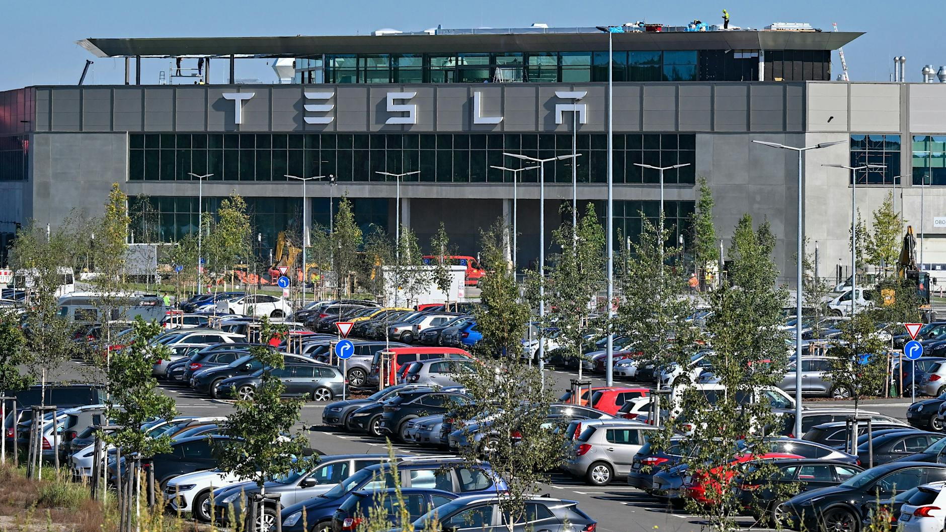 Proteste am Vatertag erwartet: Tesla schickt Mitarbeiter ins Homeoffice