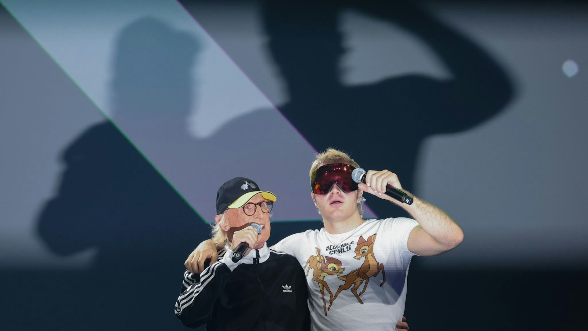 dpatopbilder - Auftritt vor 7000 Menschen: Die Musiker Ski Aggu (r) und Otto Waalkes performen auf der Digital- und Marketingmesse OMR in Hamburg ihren Song «Friesenjung».  