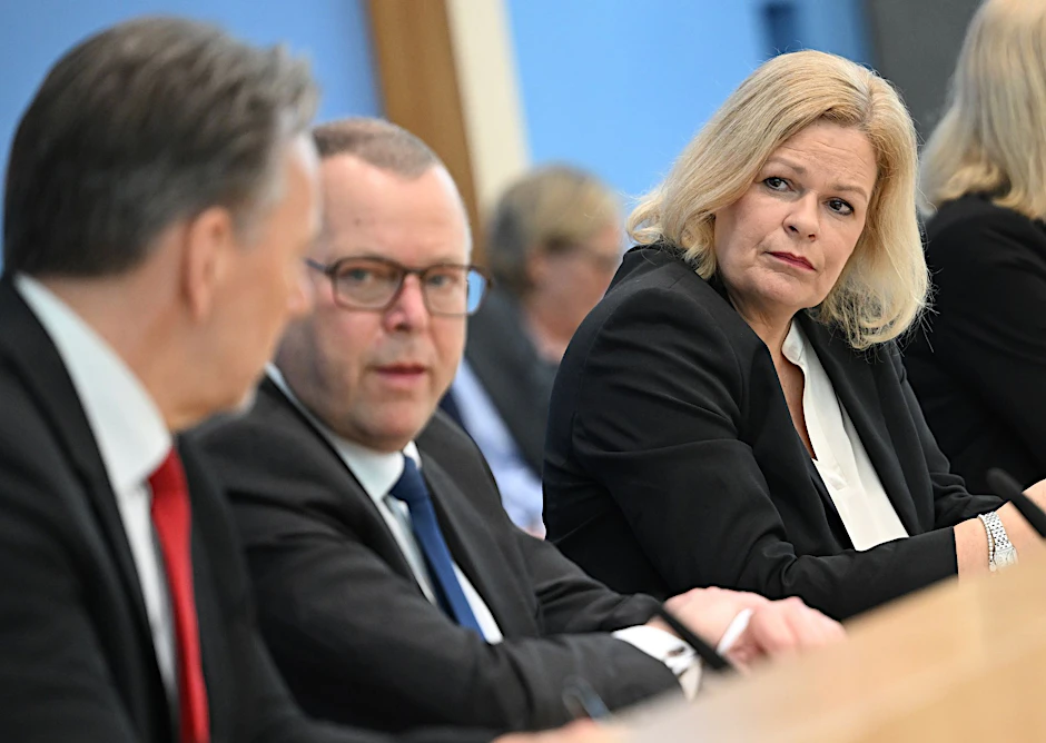 ARCHIV - Bundesinnenministerin Nancy Faeser (SPD) und die Länder-Ressortchefs schalten sich heute in einer Videokonferenz zusammen, um nach Angriff in Dresden über besseren Schutz zu beraten.  