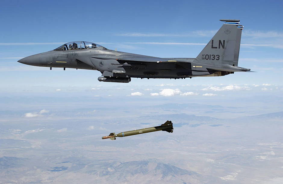 Ein Kampfjet der US Air Force wirft während einer Übung in 2003, eine bunkerbrechende Präzisionsbombe ab.