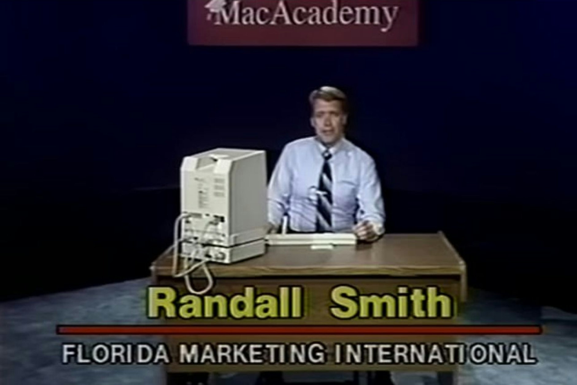 In dem Video erklärt Randall Smith die Grundregeln von Microsoft Word, wie man die einzelnen Features benutzt und wie man Word-Dokumente formatiert und speichert.