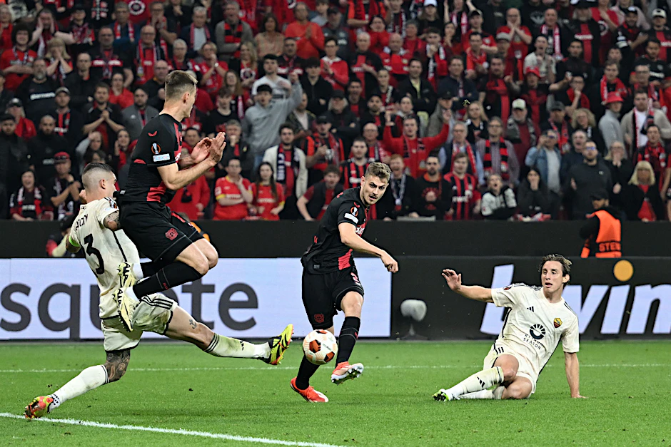 Bayer Leverkusens Josip Stanisic (M) erzielt das entscheidende Tor zum 2:2-Endstand.