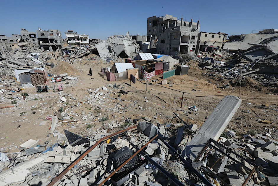 Binnenvertriebene Palästinenser errichteten Zelte auf den Ruinen des Lagers Chan Junis, nachdem die israelische Armee sie aufgefordert hatte, die Stadt Rafah zu räumen.  