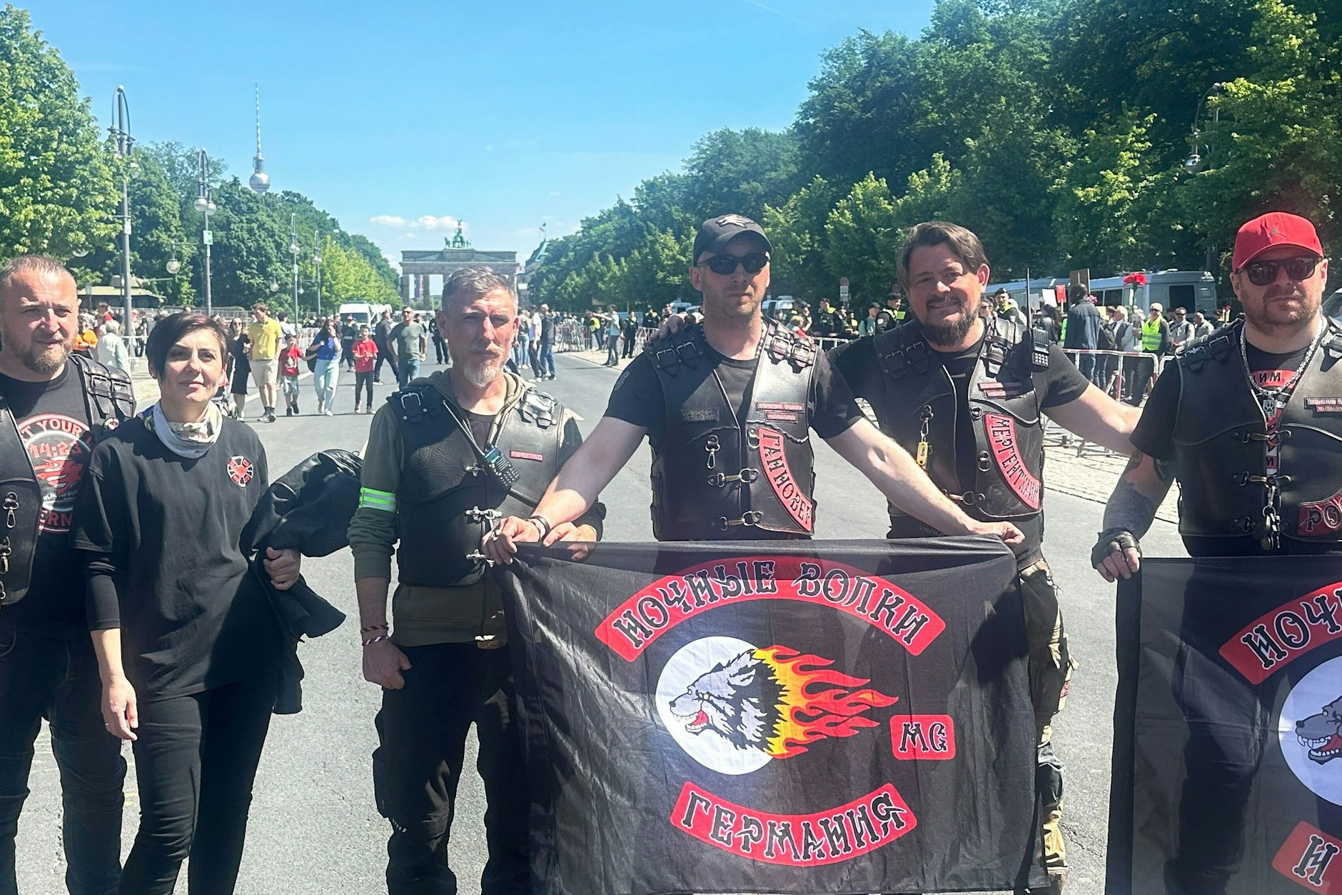 Mitglieder der sowjetisch-nationalistischen Rockergruppe «Nachtwölfe» mit Fahnen am Brandenburger Tor.