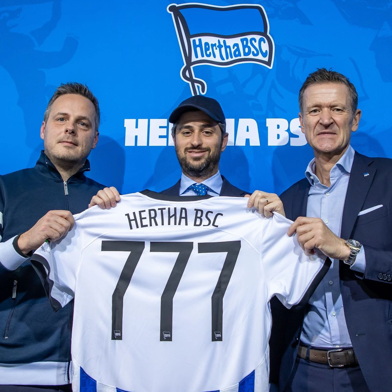 Herthas verstorbener Präsident Kay Bernstein (l.), 777-Boss Josh Wander (M) und Hertha-Geschäftsführer Tom Herrich nach dem abgeschlossenen Investoren-Deal im März 2023