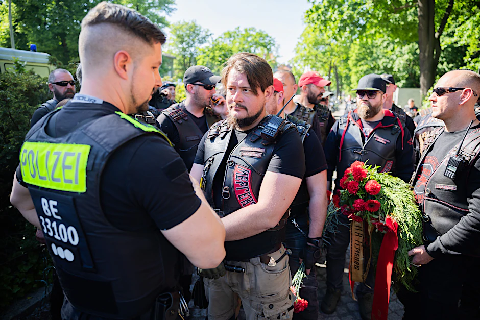 Mitglieder der sowjetisch-nationalistischen Rockergruppe «Nachtwölfe» mit Fahnen am Brandenburger Tor.