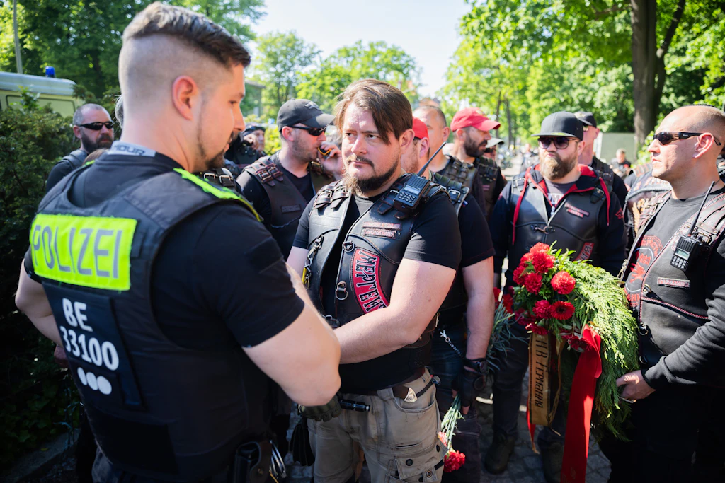 „Nachtwölfe“ erreichen Gedenkstätten in Tiergarten und Treptower Park