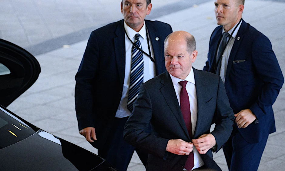 ARCHIV - Bundeskanzler Olaf Scholz (SPD, M) wird rund um die Uhr von mehreren Personenschützern bewacht (Archivbild).  