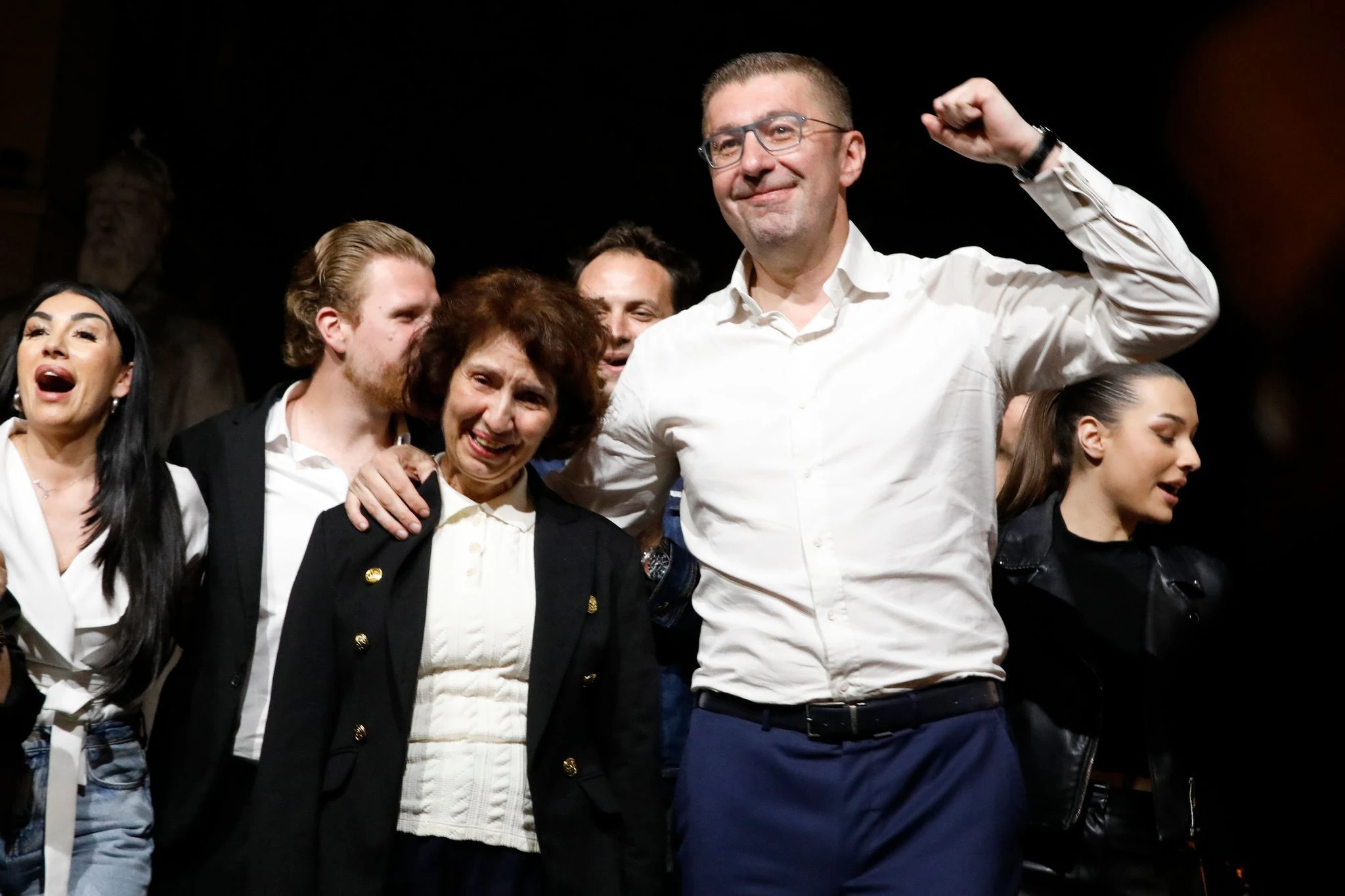 VMRO-Chef Hristijan Mickoski (r) darf nun darauf hoffen, nächster Regierungschef Nordmazedoniens zu werden.  