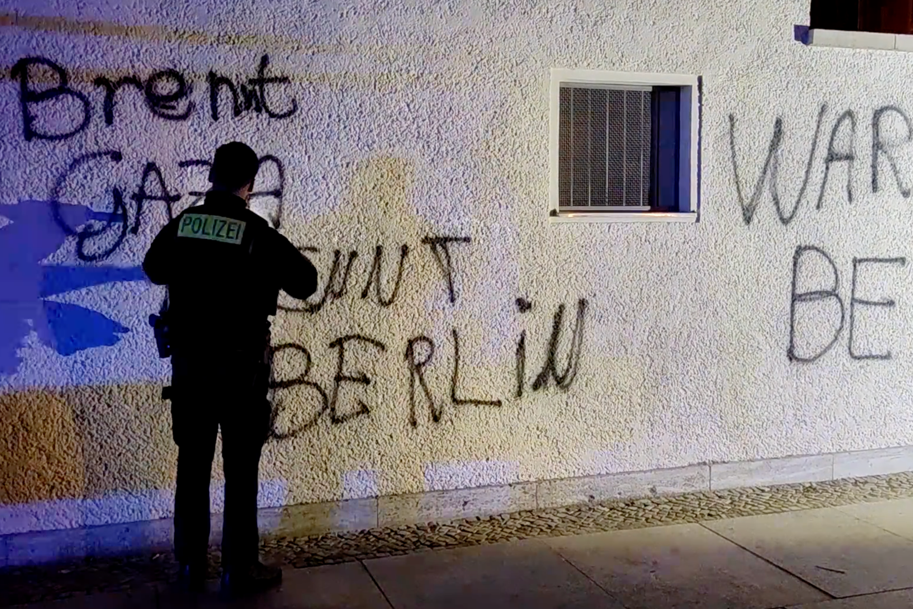 Wegen eines versuchten Brandanschlages auf das Berliner Bürgeramt in Berlin-Tiergarten, wo Drohungen mit Gaza-Bezug auf die Fassaden gesprüht wurden, veranlassten das Fachkommissariat der Berliner Polizei den Staatsschutz zu informieren.