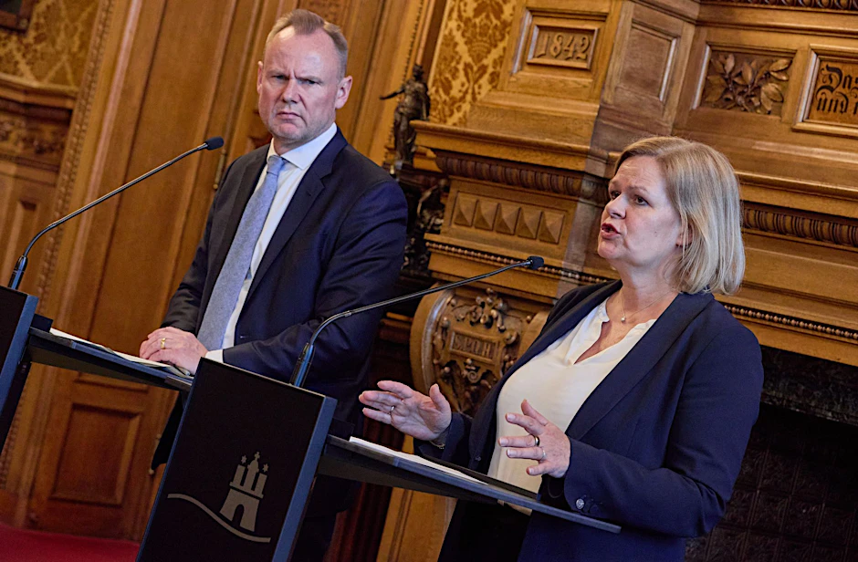 Andy Grote, Innen- und Sportsenator Hamburgs, und Nancy Faeser (beide SPD), Bundesinnenministerin, geben nach einer Sonder-IMK und weiteren Entwicklungen nach Angriffen auf den sächsischen SPD-Europaabgeordneten Matthias Ecke und Wahlkämpfern anderer Parteien eine Pressekonferenz.  