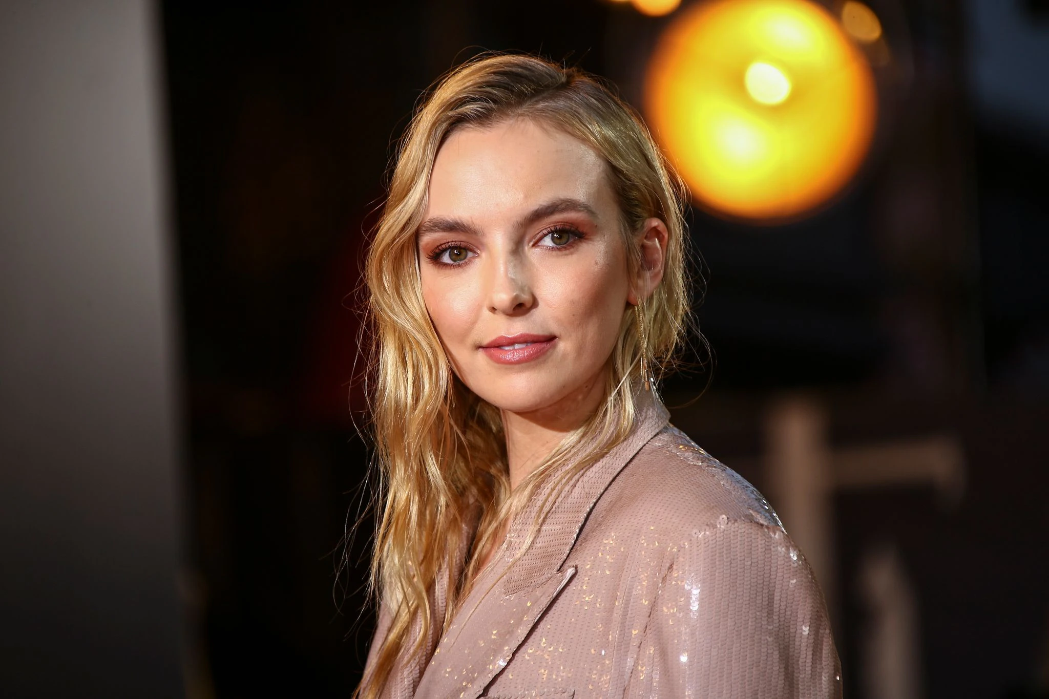 ARCHIV - Jodie Comer steht mit Hugh Jackman vor der Kamera.  