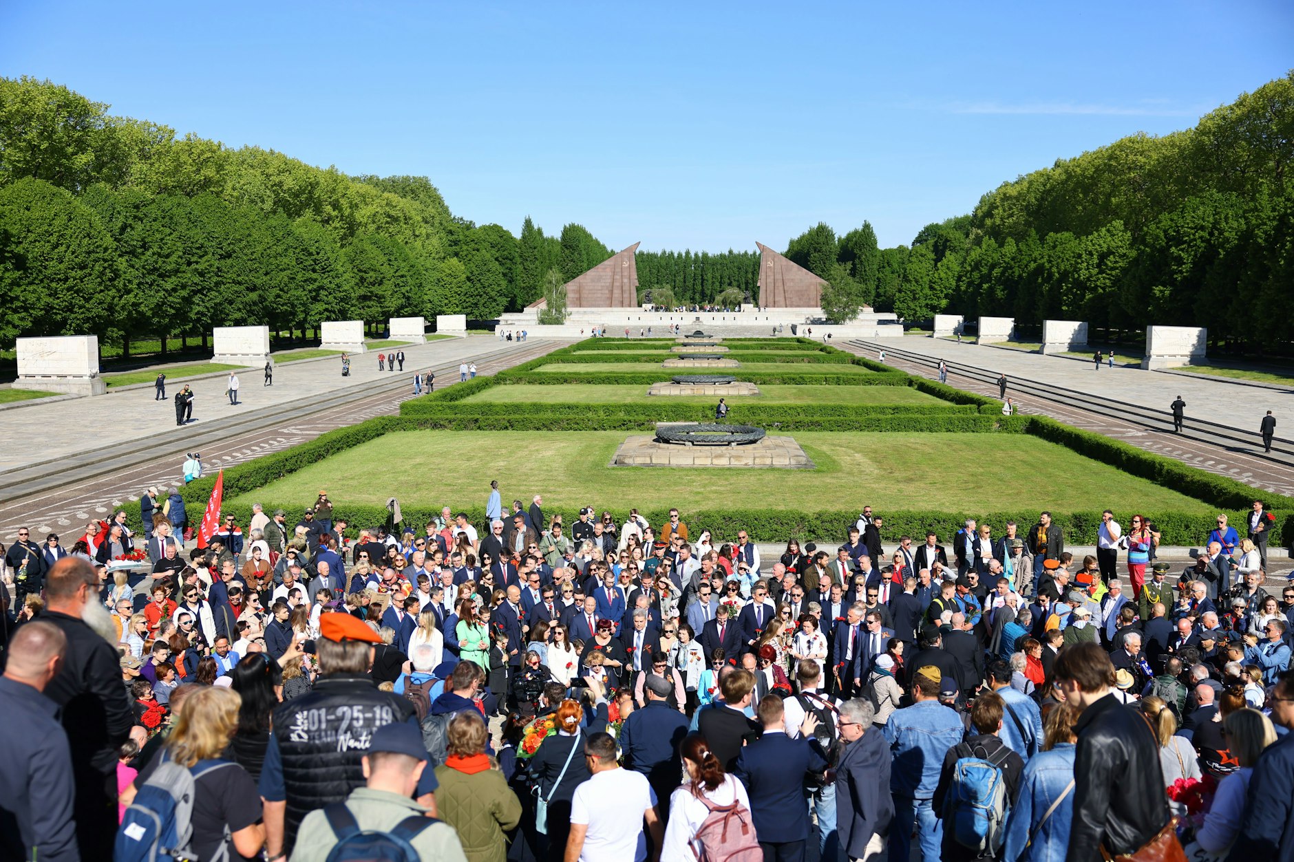 Zum Sowjetischen Gedenktag versammeln sich Menschen am Sowjetischen Ehrenmal im Treptower Park.